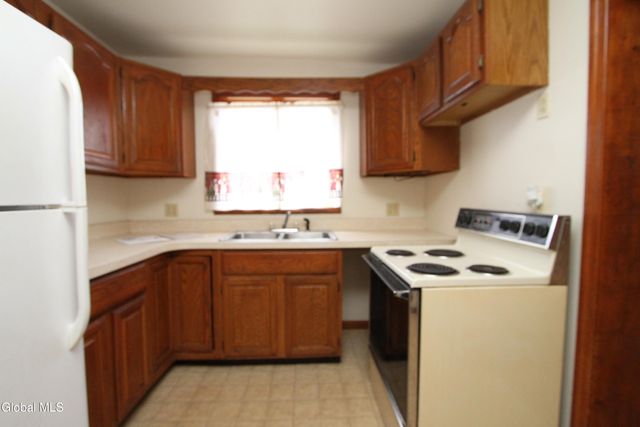 15 Pawling Avenue, Halfmoon, NY 12118