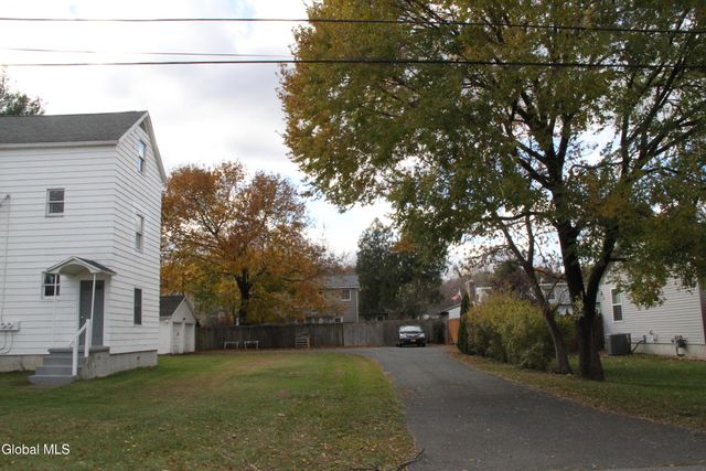 15 Pawling Avenue, Halfmoon, NY 12118