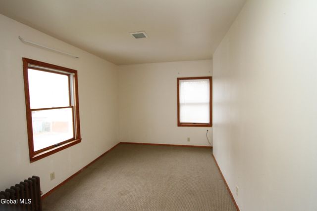 15 Pawling Avenue, Halfmoon, NY 12118