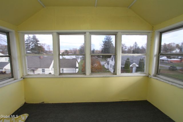 15 Pawling Avenue, Halfmoon, NY 12118