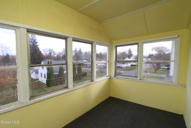 15 Pawling Avenue, Halfmoon, NY 12118