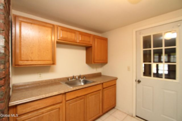 15 Pawling Avenue, Halfmoon, NY 12118