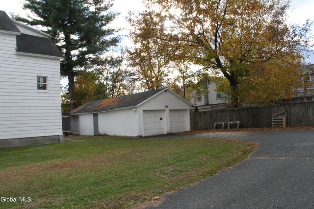 15 Pawling Avenue, Halfmoon, NY 12118