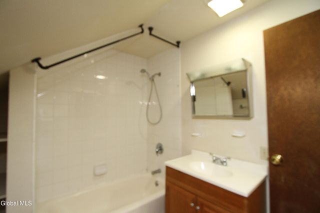 15 Pawling Avenue, Halfmoon, NY 12118