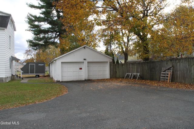 15 Pawling Avenue, Halfmoon, NY 12118