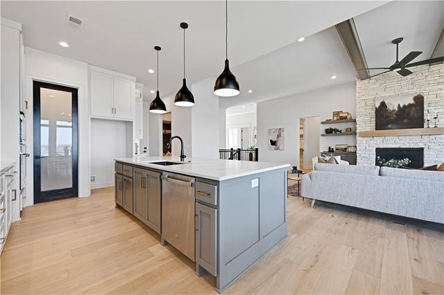 22164 W 94th Terrace, Lenexa, KS 66220