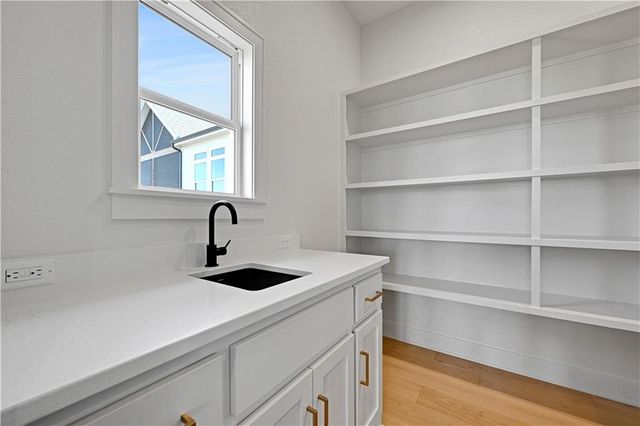 22164 W 94th Terrace, Lenexa, KS 66220