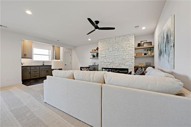 22164 W 94th Terrace, Lenexa, KS 66220