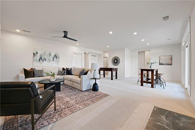 22164 W 94th Terrace, Lenexa, KS 66220