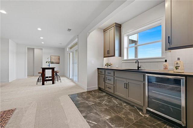 22164 W 94th Terrace, Lenexa, KS 66220