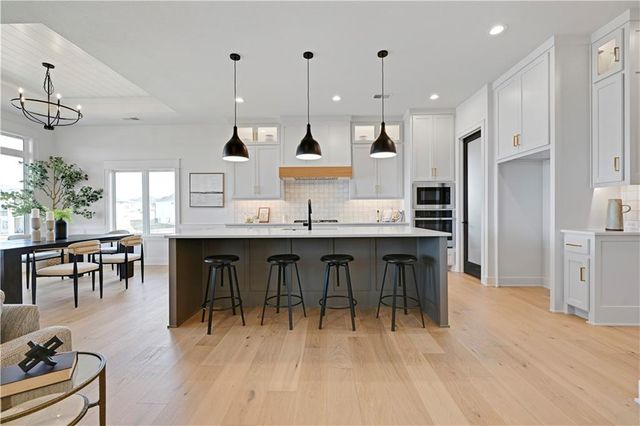 22164 W 94th Terrace, Lenexa, KS 66220