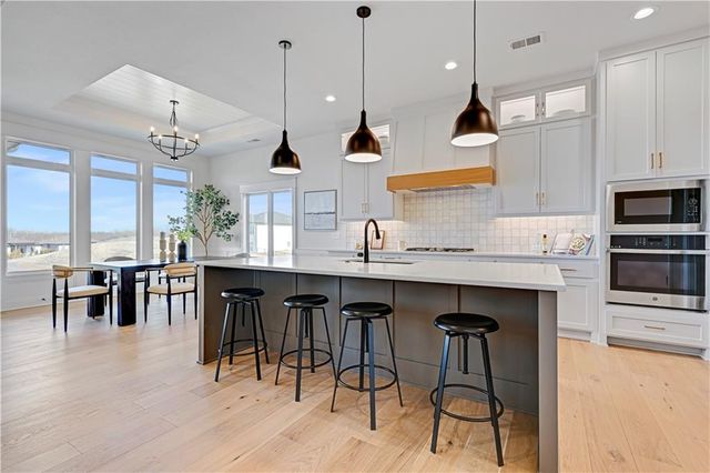 22164 W 94th Terrace, Lenexa, KS 66220