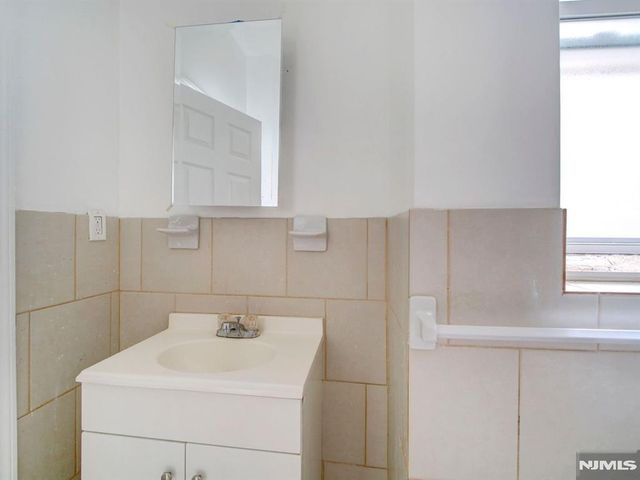 147 Huntington Terrace 143, Newark, NJ 07112