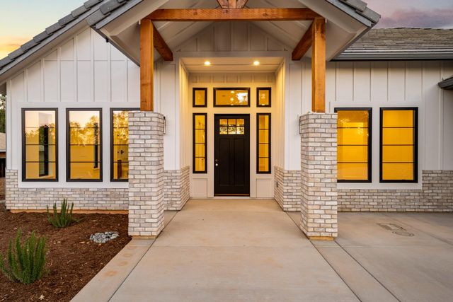 23517 Darkhorse Dr, Auburn, CA 95602