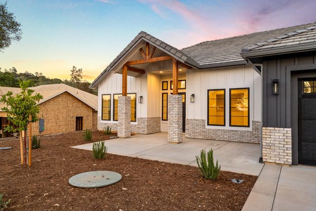 23517 Darkhorse Dr, Auburn, CA 95602