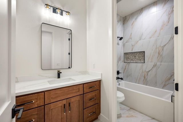 23517 Darkhorse Dr, Auburn, CA 95602