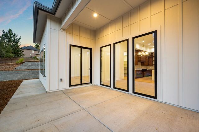 23517 Darkhorse Dr, Auburn, CA 95602