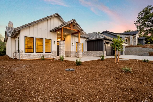 23517 Darkhorse Dr, Auburn, CA 95602