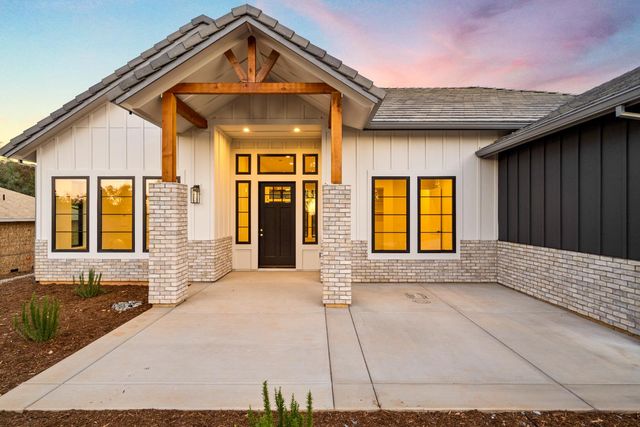 23517 Darkhorse Dr, Auburn, CA 95602