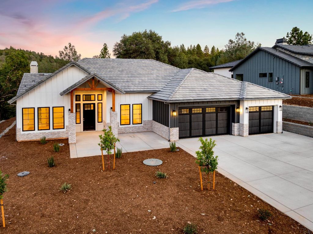 23517 Darkhorse Dr, Auburn, CA 95602