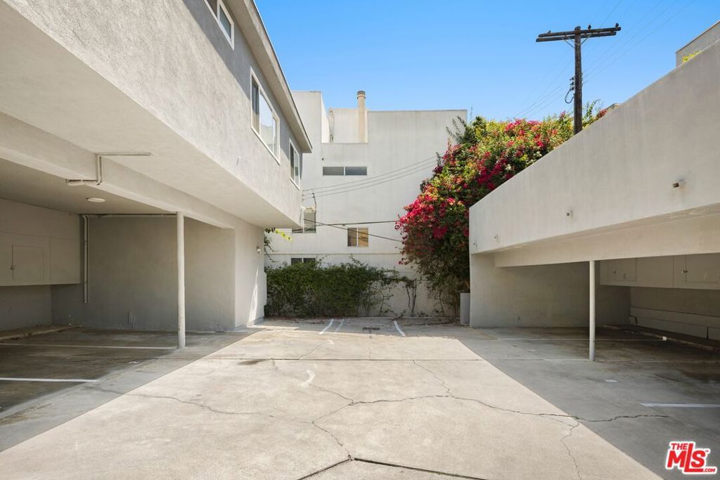 Image 4 of property listing at 11921 Goshen Avenue, Los Angeles, CA 90049