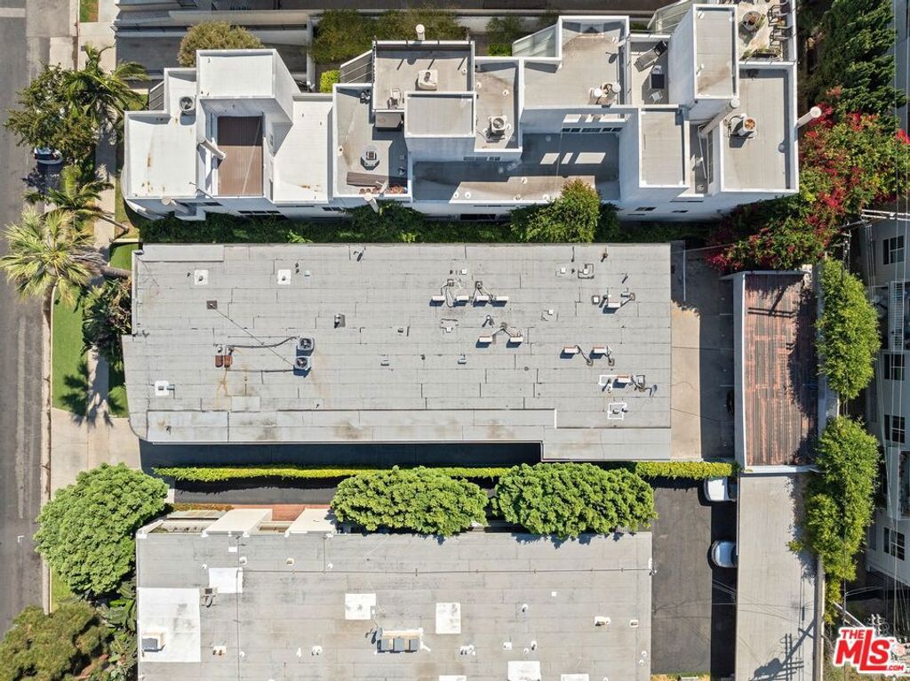 Image 6 of property listing at 11921 Goshen Avenue, Los Angeles, CA 90049