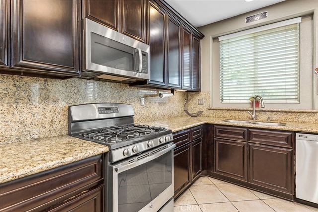 28575 Cherokee Rose, Highland, CA 92346