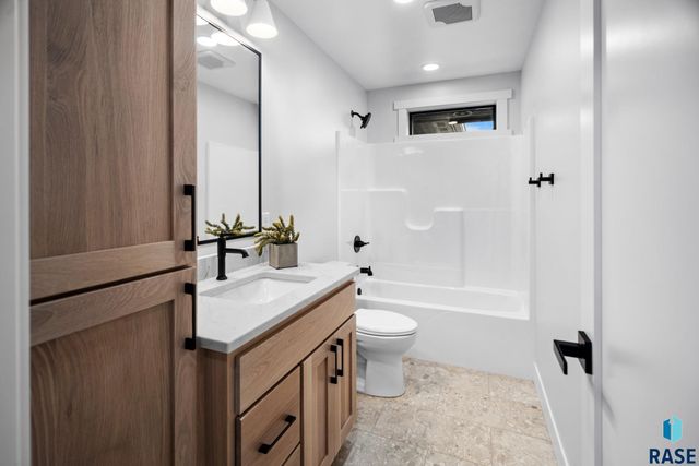 1127 E Thompson Pl Place, Tea, SD 57064