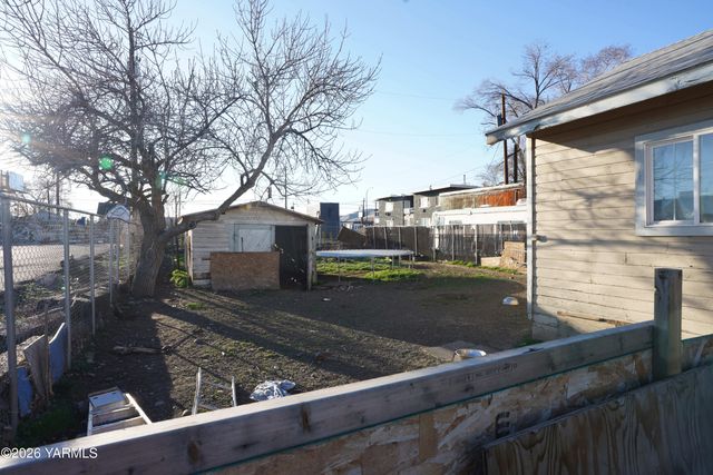 1016 N 2nd St, Yakima, WA 98901