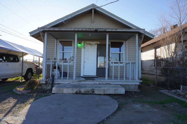 1016 N 2nd St, Yakima, WA 98901
