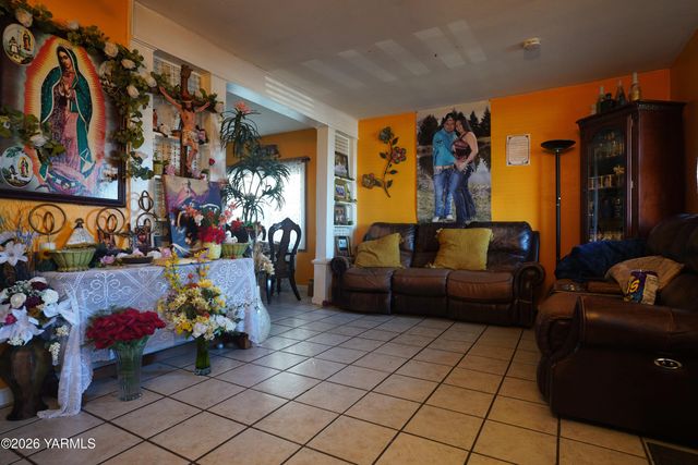 1016 N 2nd St, Yakima, WA 98901