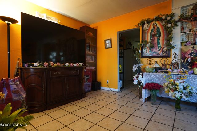 1016 N 2nd St, Yakima, WA 98901
