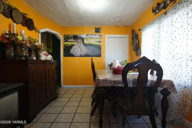 1016 N 2nd St, Yakima, WA 98901