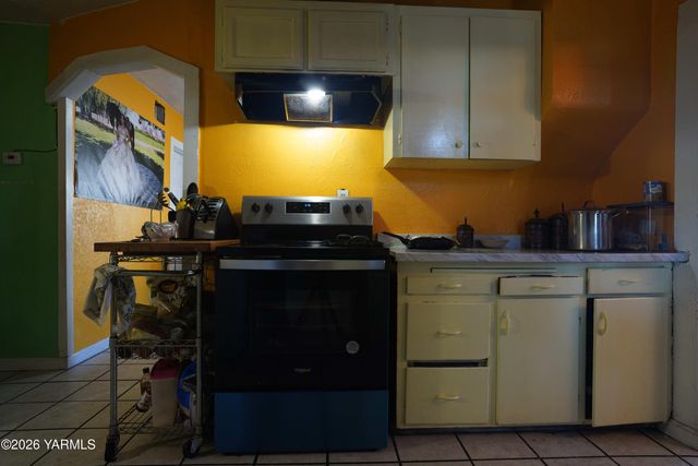 1016 N 2nd St, Yakima, WA 98901