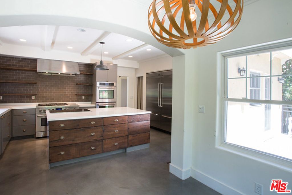 Image 10 of property listing at 260 El Camino Drive, Beverly Hills, CA 90212