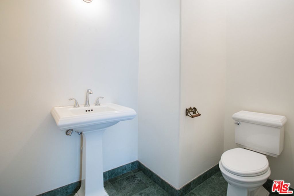 Image 13 of property listing at 260 El Camino Drive, Beverly Hills, CA 90212