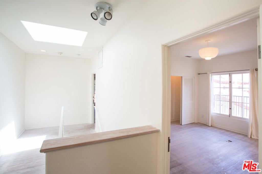 Image 15 of property listing at 260 El Camino Drive, Beverly Hills, CA 90212