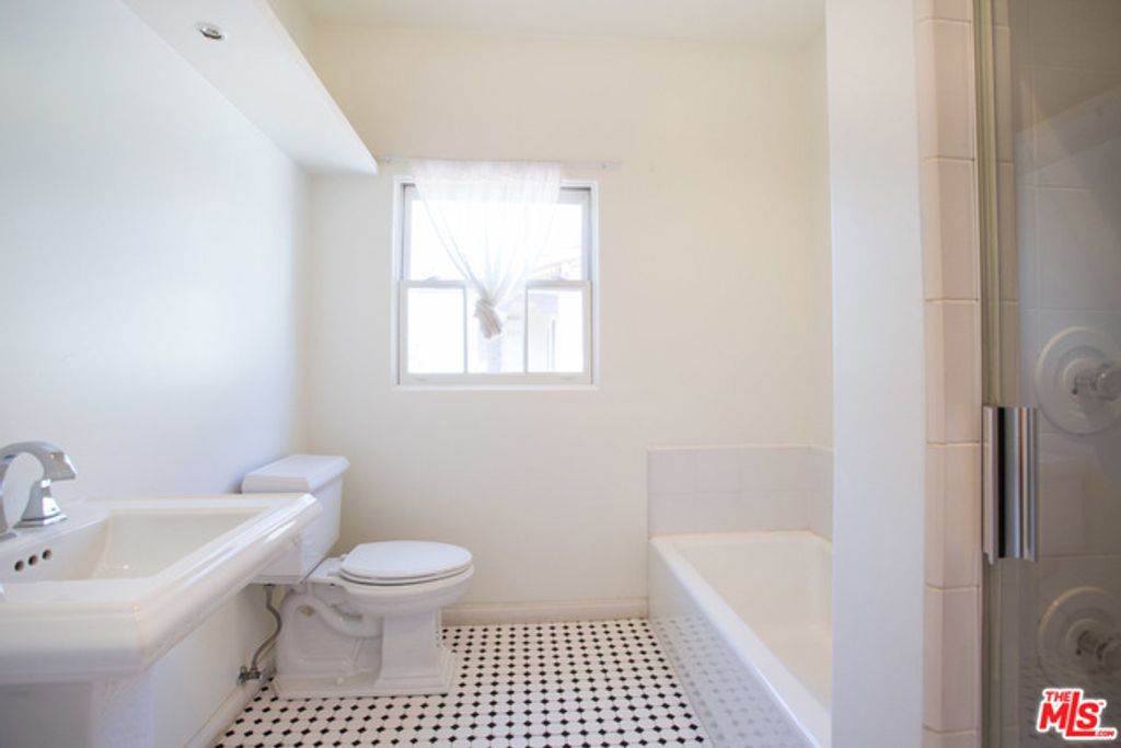 Image 17 of property listing at 260 El Camino Drive, Beverly Hills, CA 90212