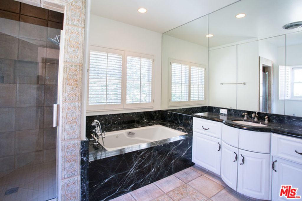 Image 19 of property listing at 260 El Camino Drive, Beverly Hills, CA 90212