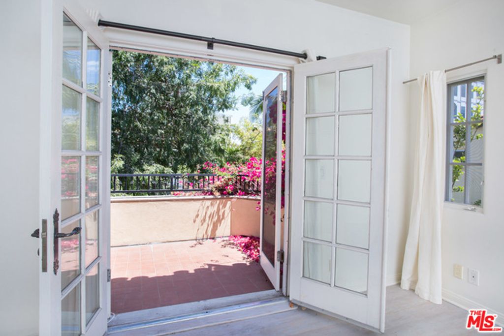 Image 22 of property listing at 260 El Camino Drive, Beverly Hills, CA 90212