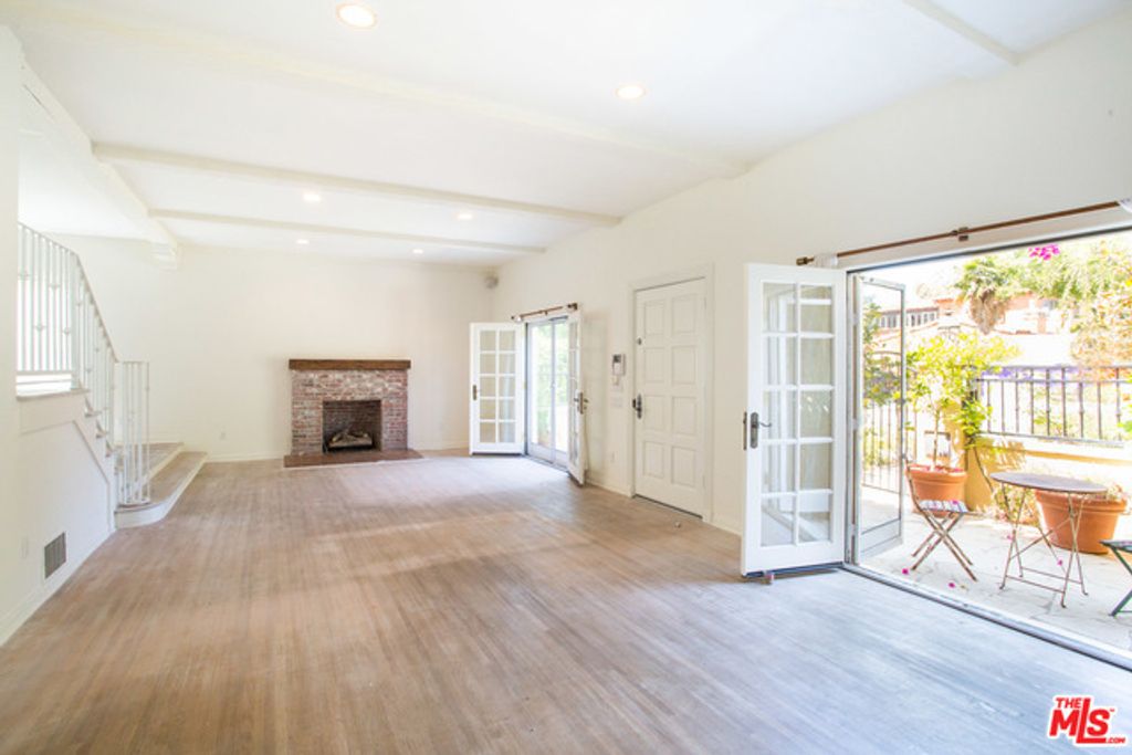 Image 4 of property listing at 260 El Camino Drive, Beverly Hills, CA 90212