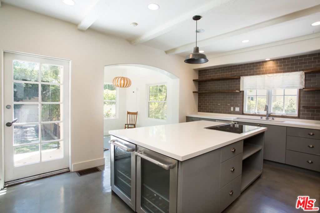 Image 8 of property listing at 260 El Camino Drive, Beverly Hills, CA 90212