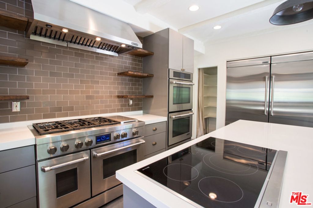 Image 9 of property listing at 260 El Camino Drive, Beverly Hills, CA 90212