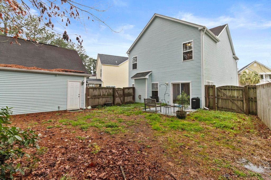 Image 11 of property listing at 7492 Northgate Drive, Hanahan, SC 29410