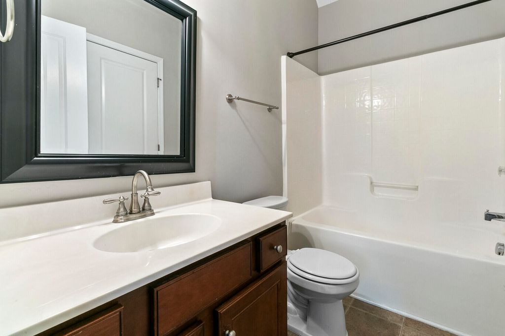 Image 15 of property listing at 7492 Northgate Drive, Hanahan, SC 29410