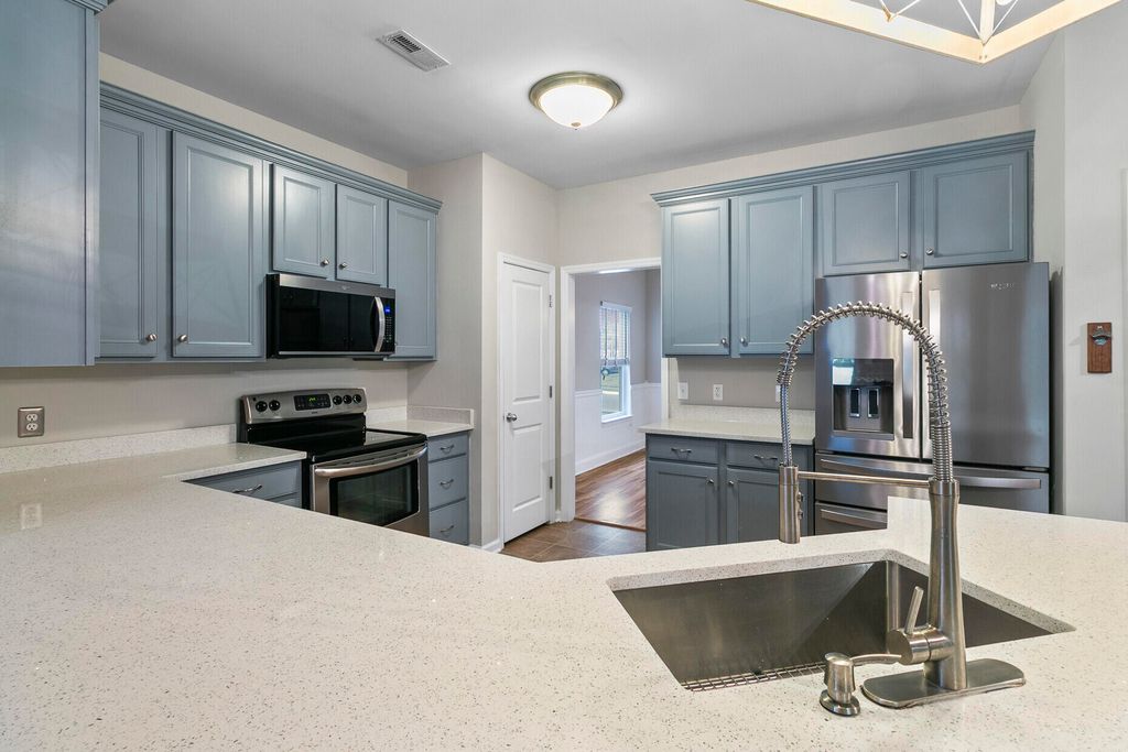 Image 20 of property listing at 7492 Northgate Drive, Hanahan, SC 29410