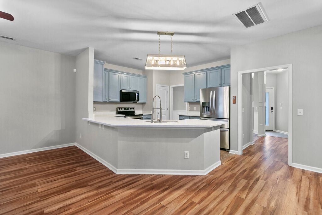 Image 21 of property listing at 7492 Northgate Drive, Hanahan, SC 29410