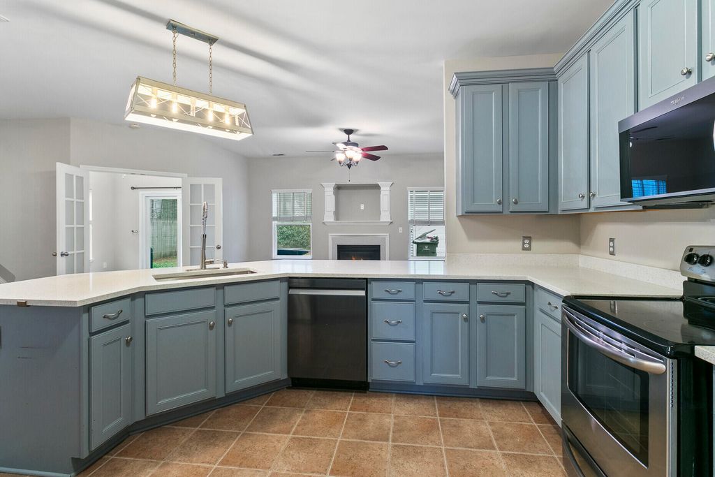 Image 4 of property listing at 7492 Northgate Drive, Hanahan, SC 29410