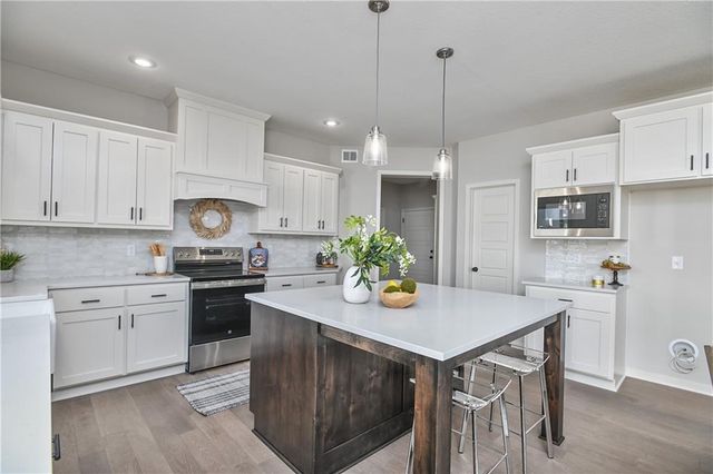 2758 W Park Street, Olathe, KS 66061