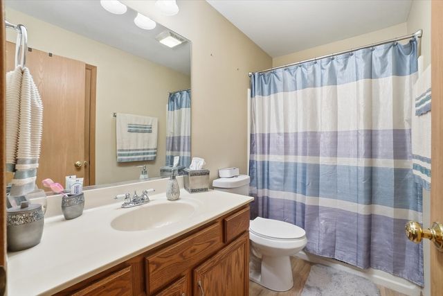 315 OGDEN FALLS Boulevard, Oswego, IL 60543